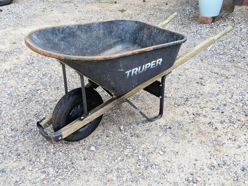 Truper wheelbarrow with 3' x 2' x 1' deep metal bed and good tire.