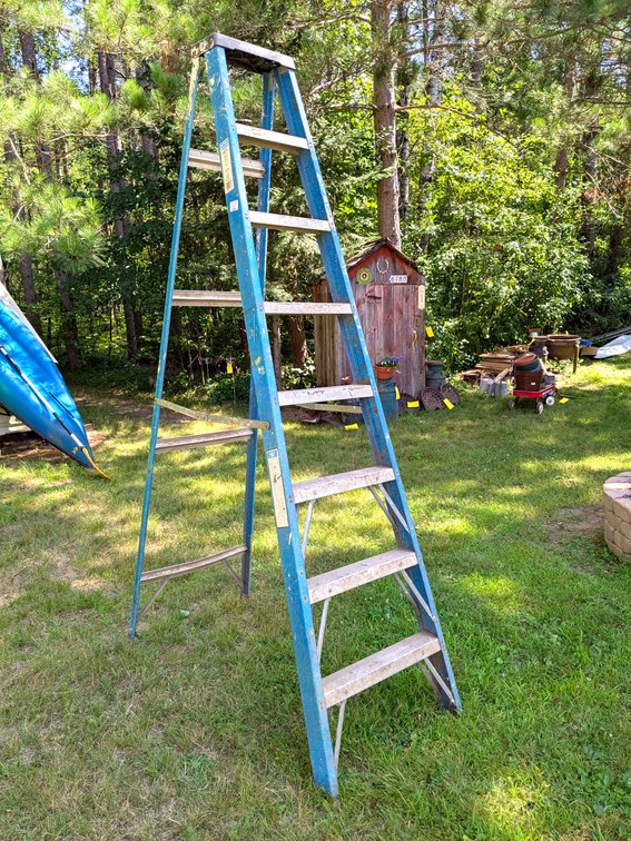 Keller 8' fiberglass Type II Model 678 step ladder.