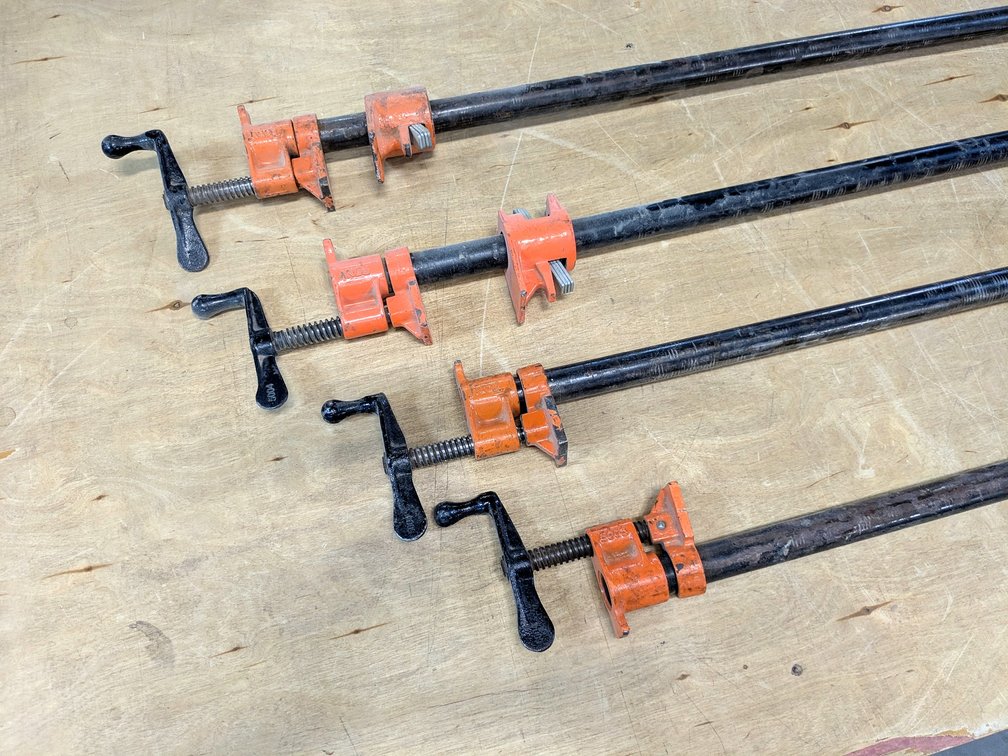 Two pairs of Pony Brand pipe clamps are all 3/4". Pipes are 4' and 5'.
