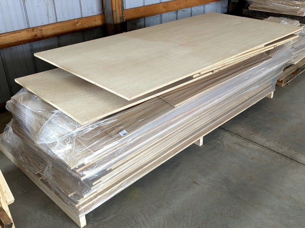 Five-ply cabinet grade plywood with oak veneer faces up to 41" x 7'.