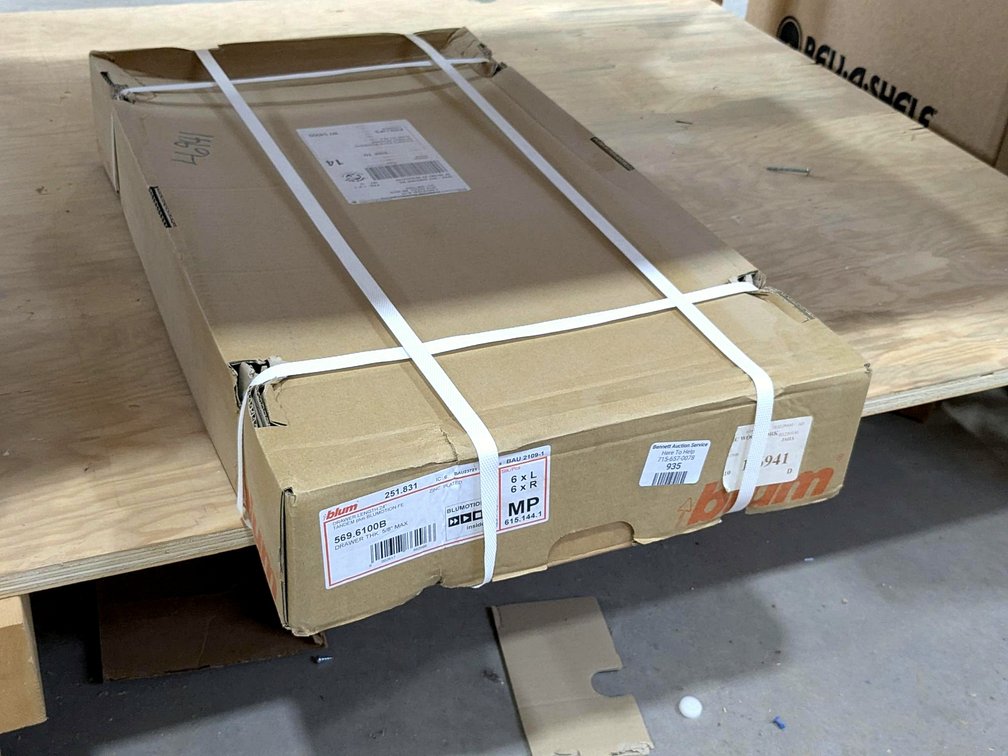 Blum Model 569.6100B / BAU2109-1 drawer hardware.