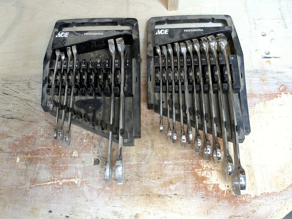 Metric and standard combination wrenches up to 19mm and 3/4".