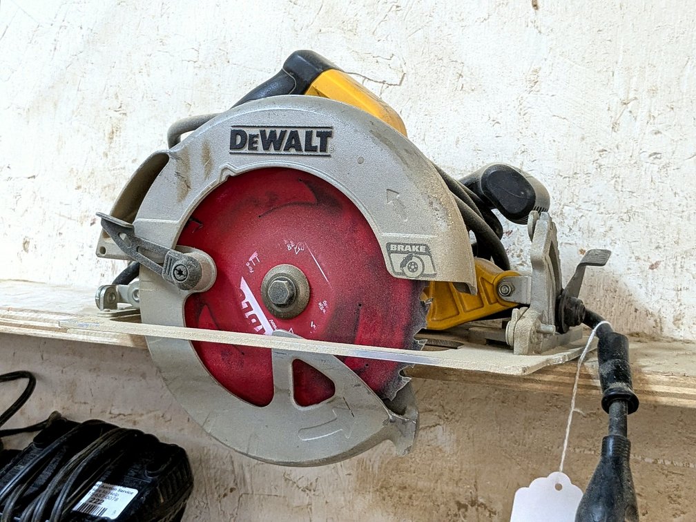DeWalt 7-1/4" circular saw is model DWE575SB
