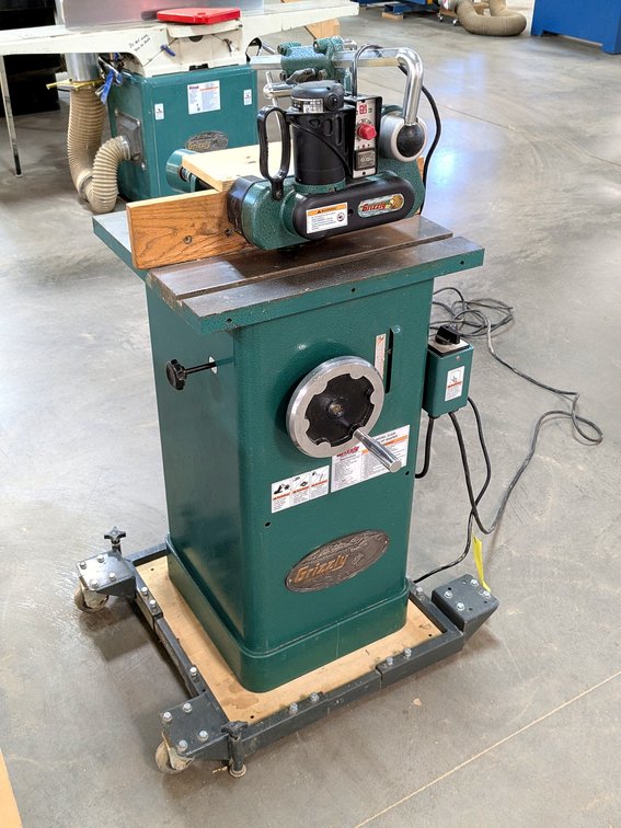 Grizzly industrial 1.5 hp shaper is Model G1035 and has a Grizzly automatic feed system.