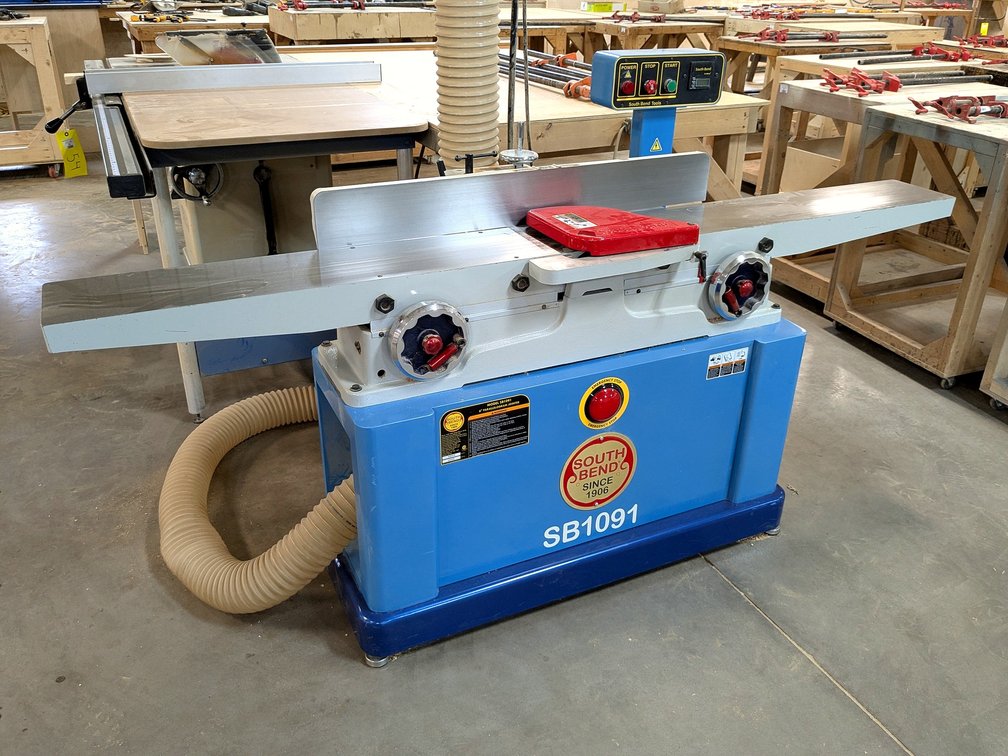 South Bend 8" helical parallelogram jointer is Model SB1091, has a 83" table and replaceable carbide inserts.