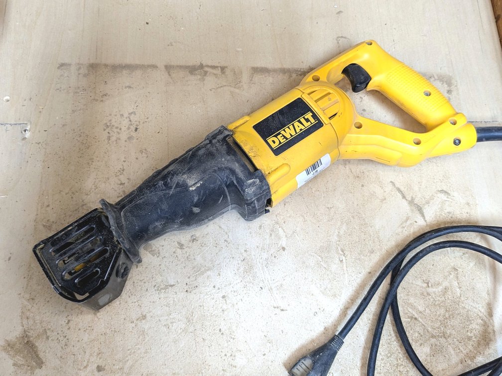 DeWalt VS reciprocating saw with 1-1/8" stroke is model DWE304..