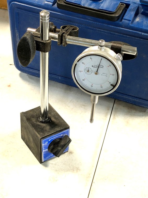 Igaging 1" dial indicator with magnetic base, case and instructions.
