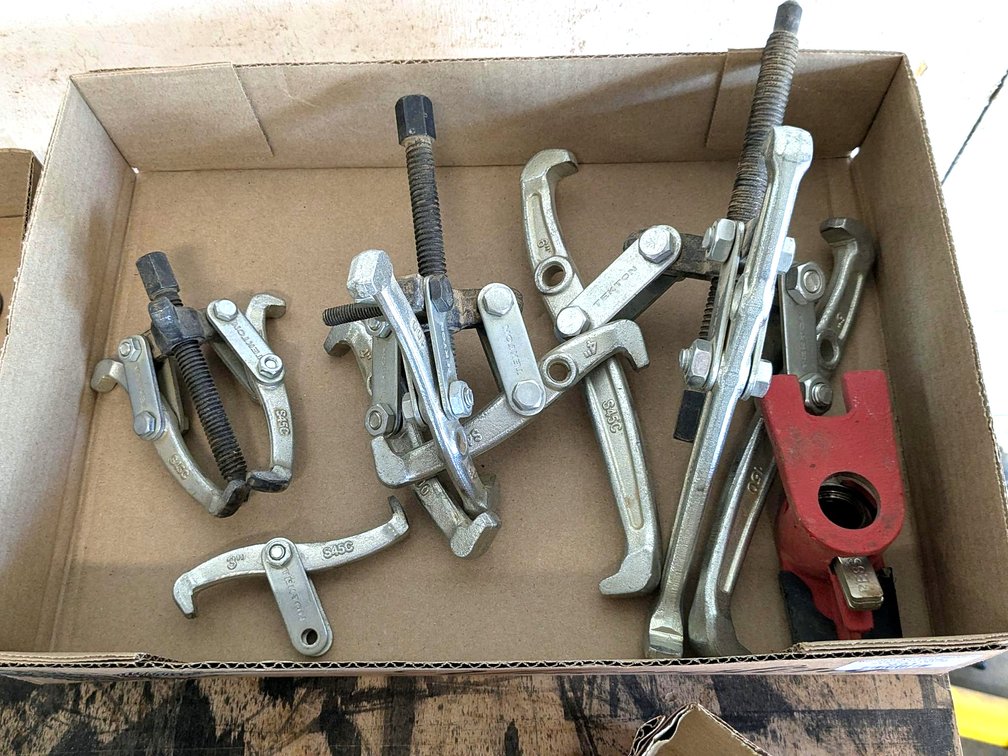 Three fly wheel pullers up to 6".
