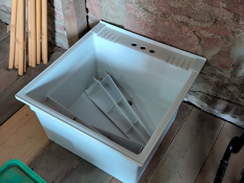 Utility sink with legs