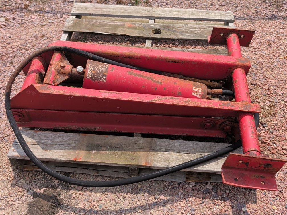 Dump truck hoist