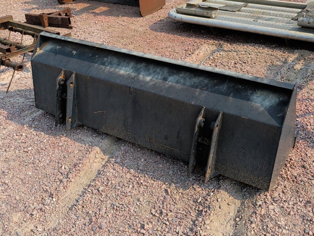 68" utility tractor bucket
