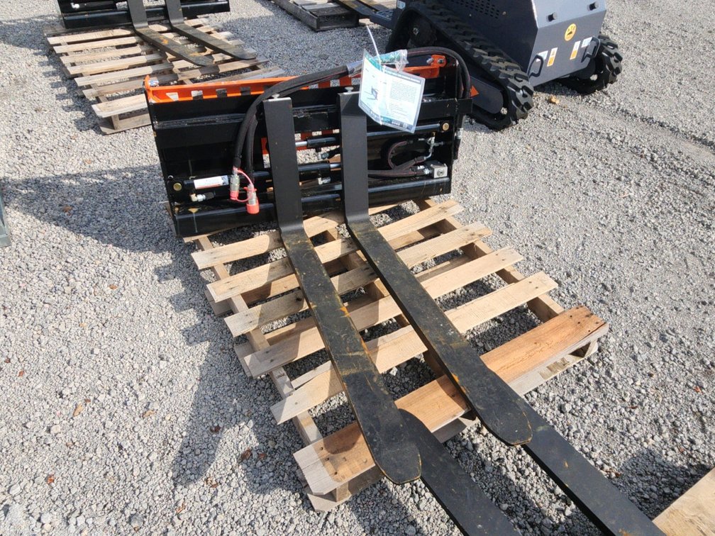 Hydraulic Adjustable Pallet Fork PFA-11-3300G Wolverine