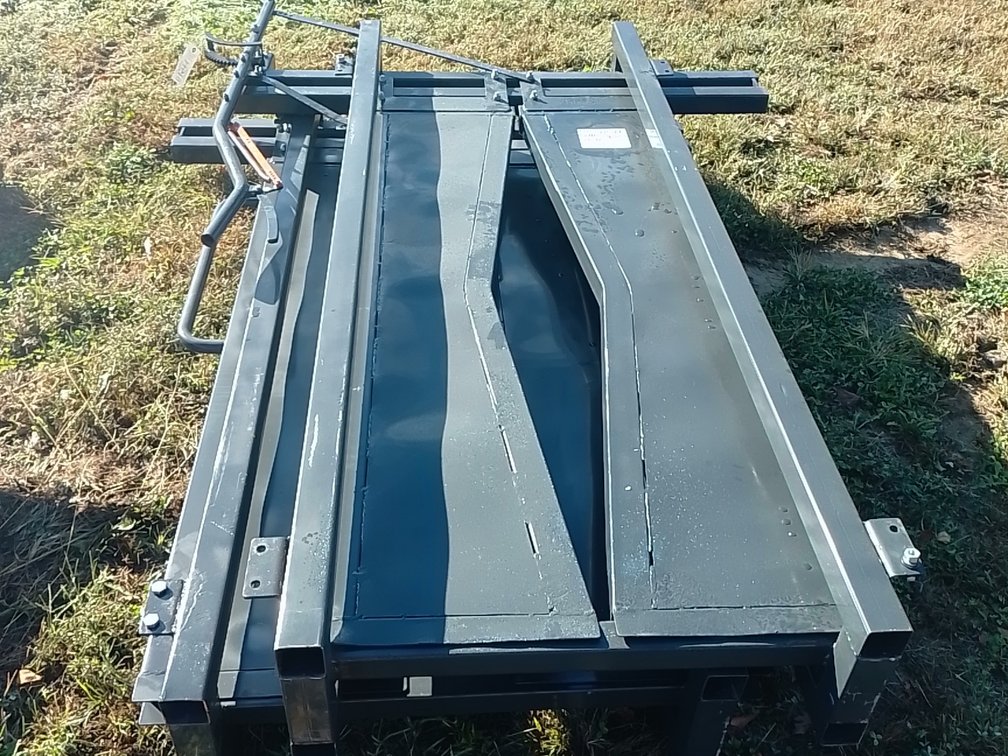CATTLE SQUEEZE CHUTE