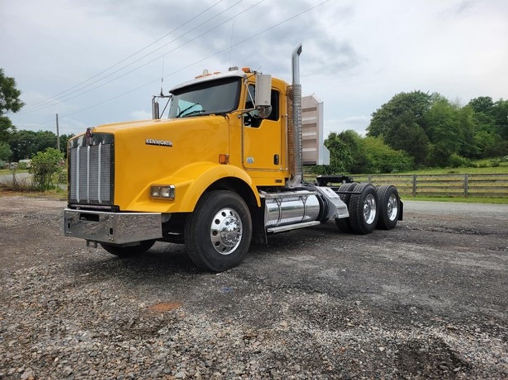 2014 Kenworth T800 Day Cab w/ Dual Wetline
