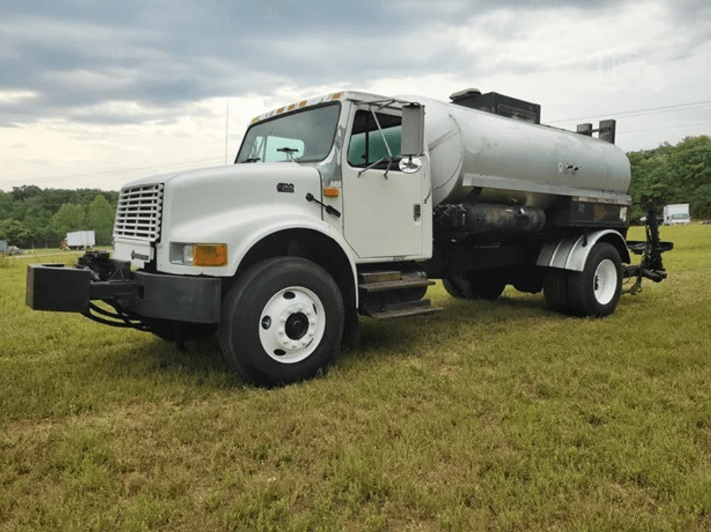 2001 International 4700 Asphalt Tanker w/ Sprayer