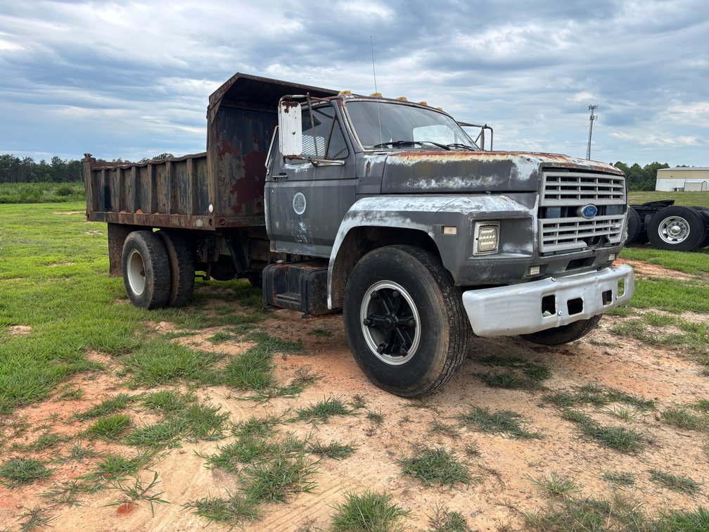 1984 Ford F700 Dump