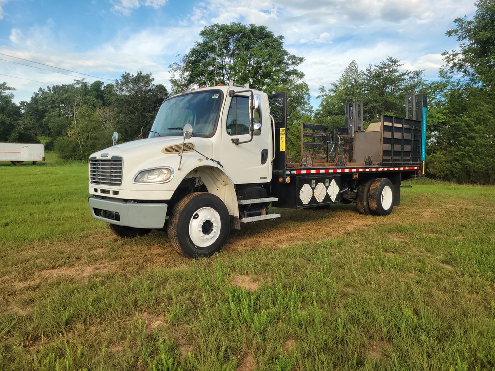 2010 Freightliner M2 106 Flatbed w/ Liftgate