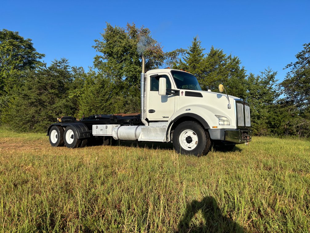 2017 Kenworth T880 Hooklift/Roll Off Truck