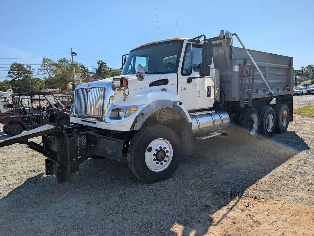 2005 International Tri Axle Dump w/ Snow Plow