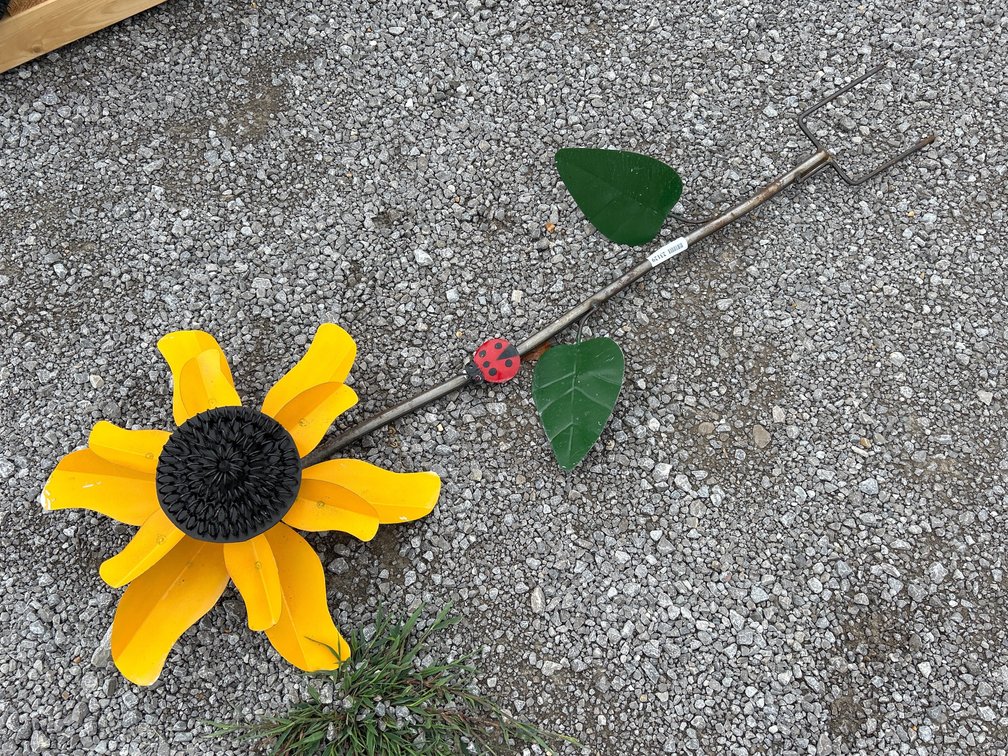 METAL SPINNING SUNFLOWER DECOR