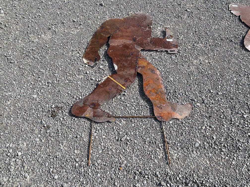 METAL BIGFOOT YARD SILHOUTTE W/BOTTLE