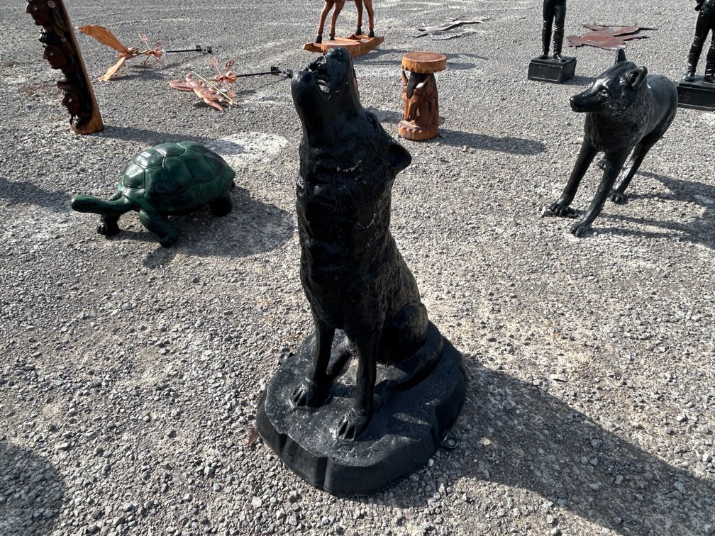 HOWLING WOLF