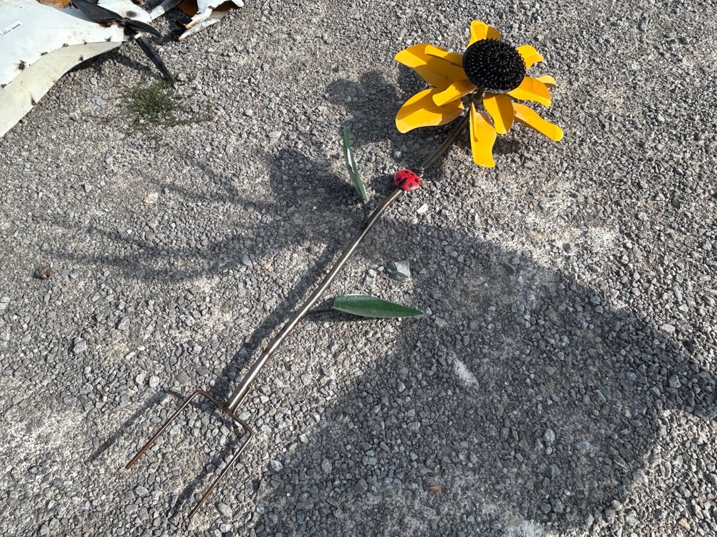 METAL SPINNING SUNFLOWER DECOR