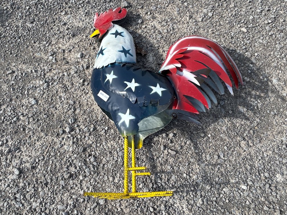 METAL PATRIOT ROOSTER DECOR