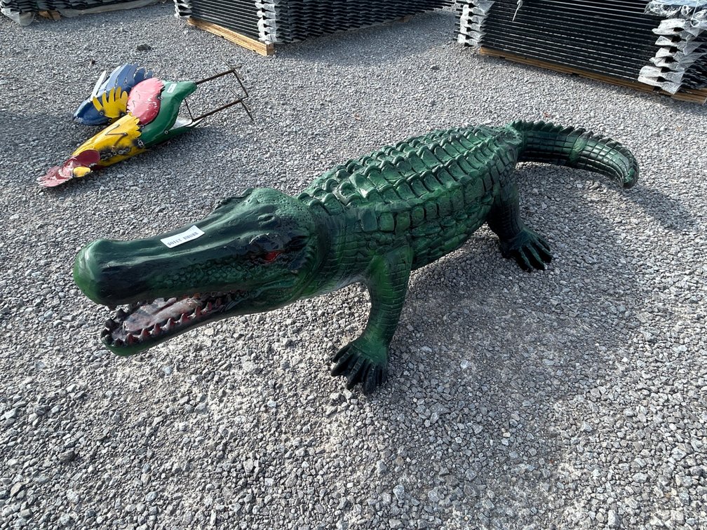 HAPPY ALLIGATOR STATUE