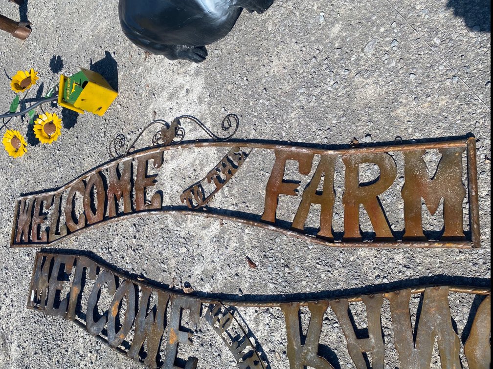 METAL "WELCOME TO THE FARM" SIGN