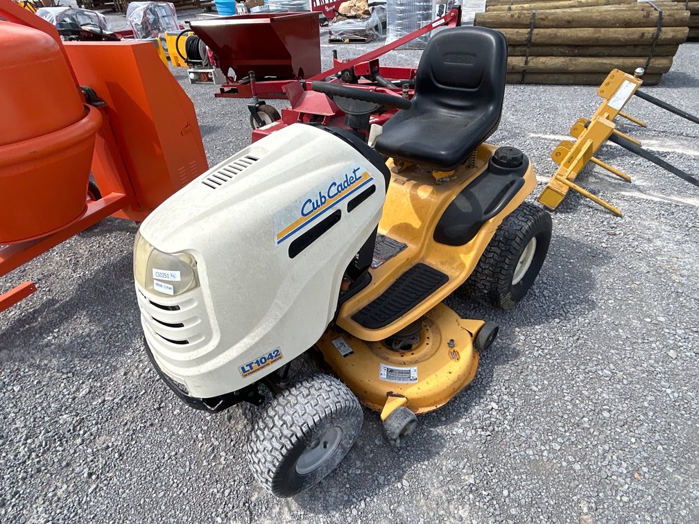 CUB CADET LT1042 RIDING LAWN MOWER