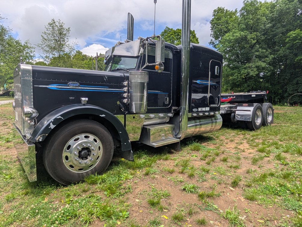 Image for 2005 PETERBILT 379 TANDEM AXLE TRUCK TRACTOR