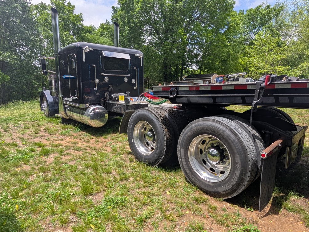 Image for 2005 PETERBILT 379 TANDEM AXLE TRUCK TRACTOR