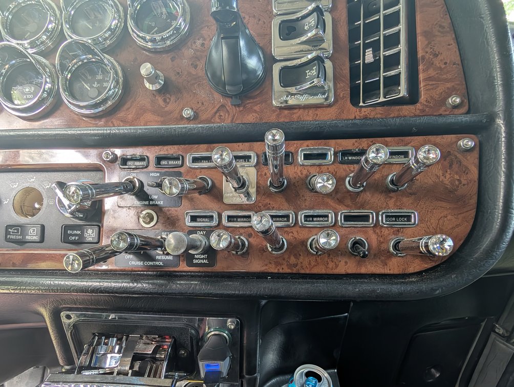 Image for 2005 PETERBILT 379 TANDEM AXLE TRUCK TRACTOR