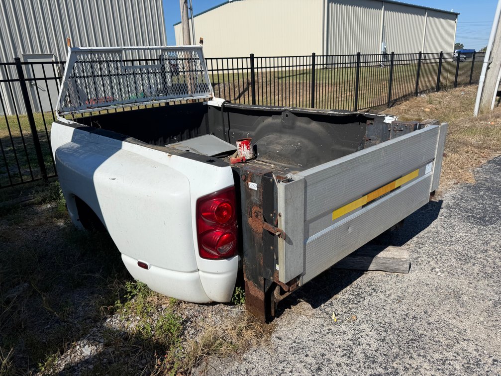 TRUCK BED W/LIFT GATE
