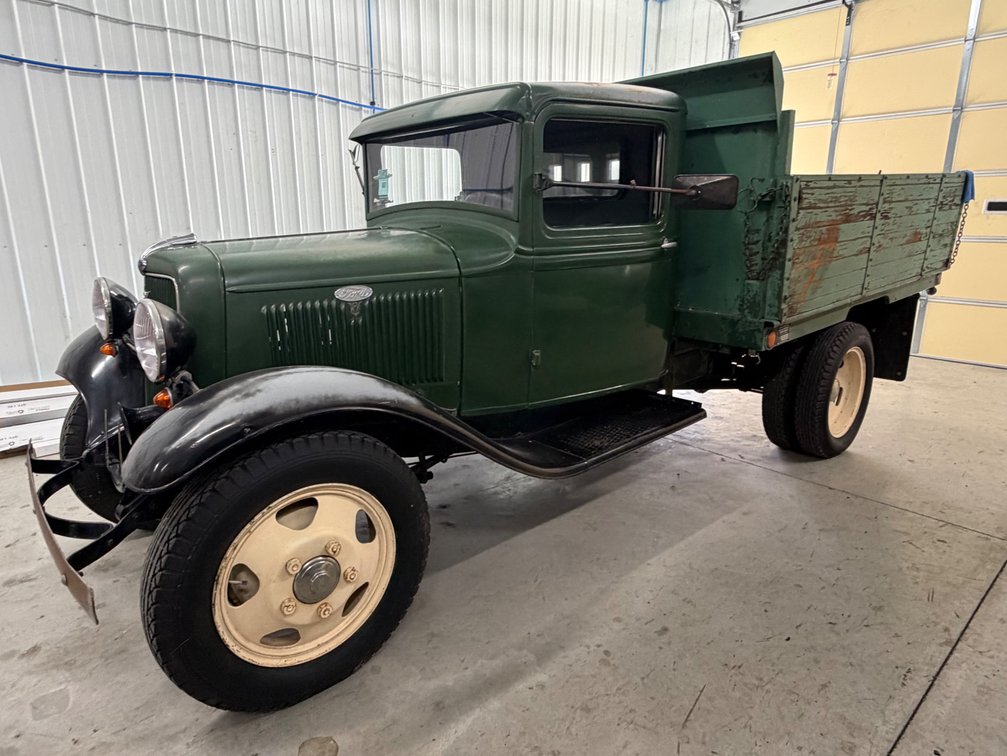 1934 FORD MODEL BB FLATBED TRUCK