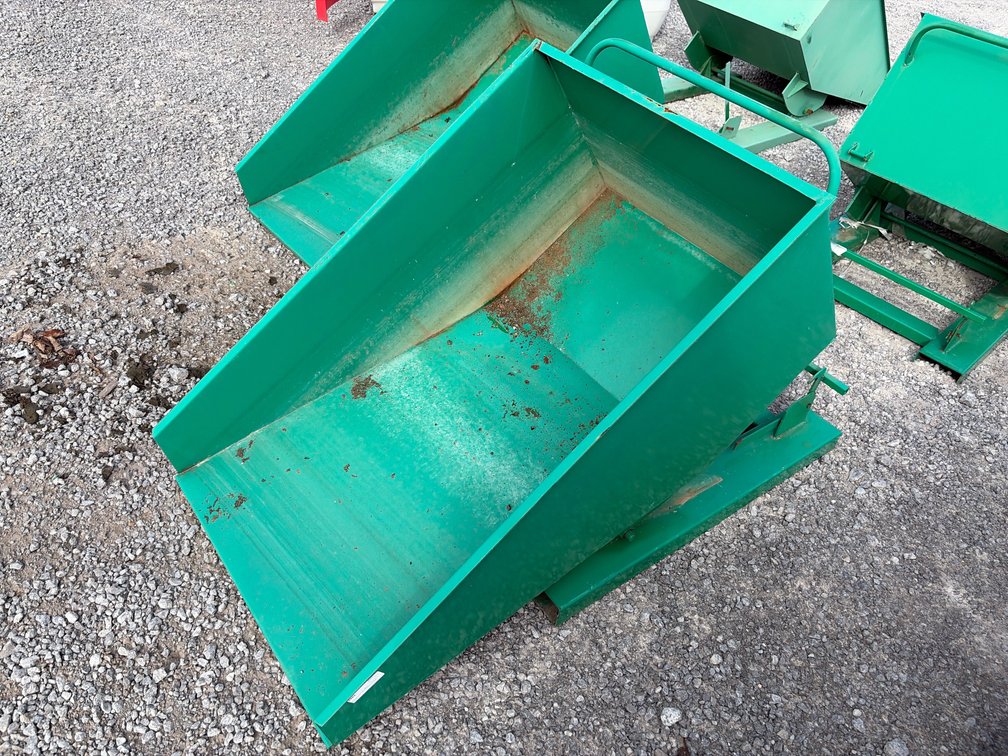 SELF DUMPING HOPPER