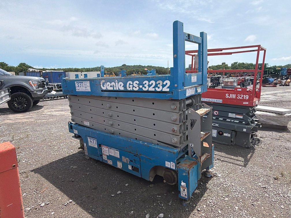 2011 GENIE GS3232 SCISSOR LIFT