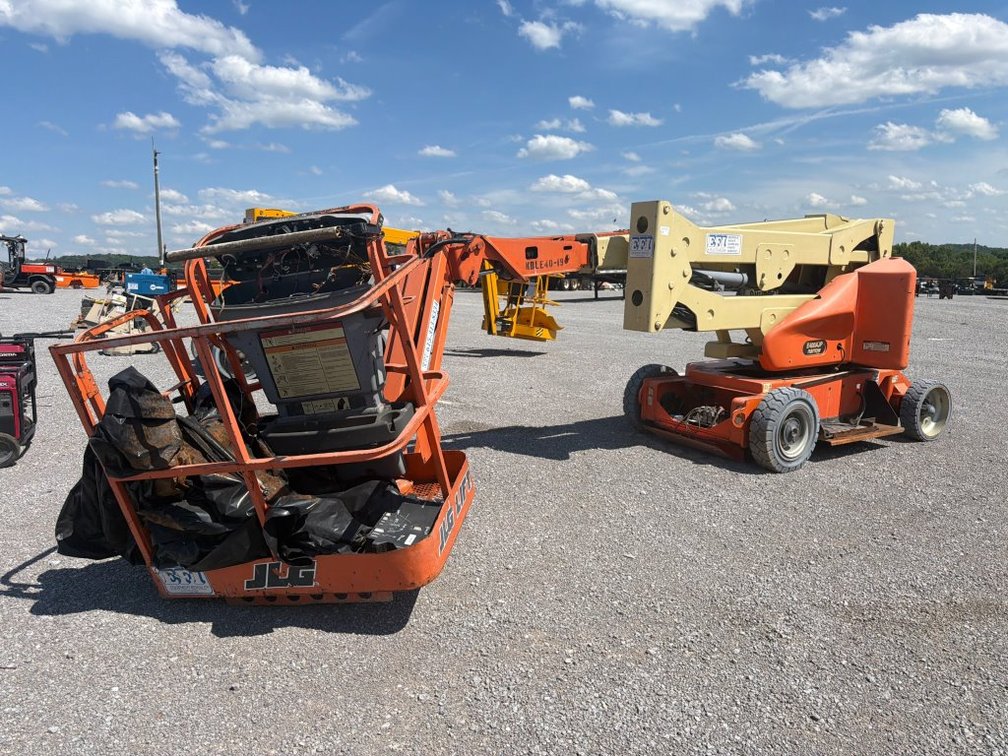 2005 JLG E400AJP NARROW KNUCKLE BOOM