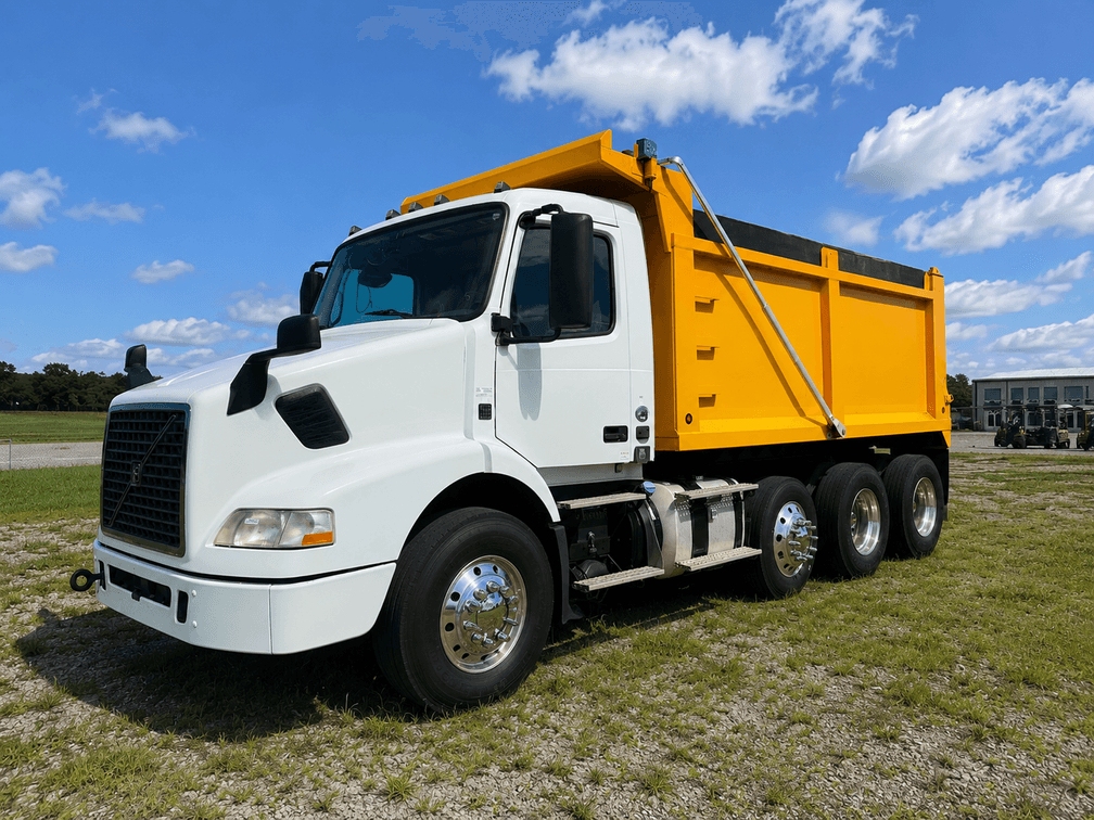 2015 VOLVO VNM TRI AXLE DUMP TRUCK