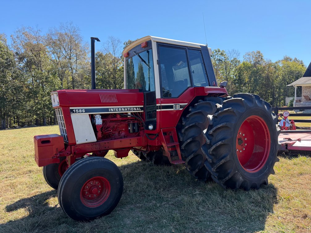 1976 INTERNATIONAL 1586 FARM TRACTOR