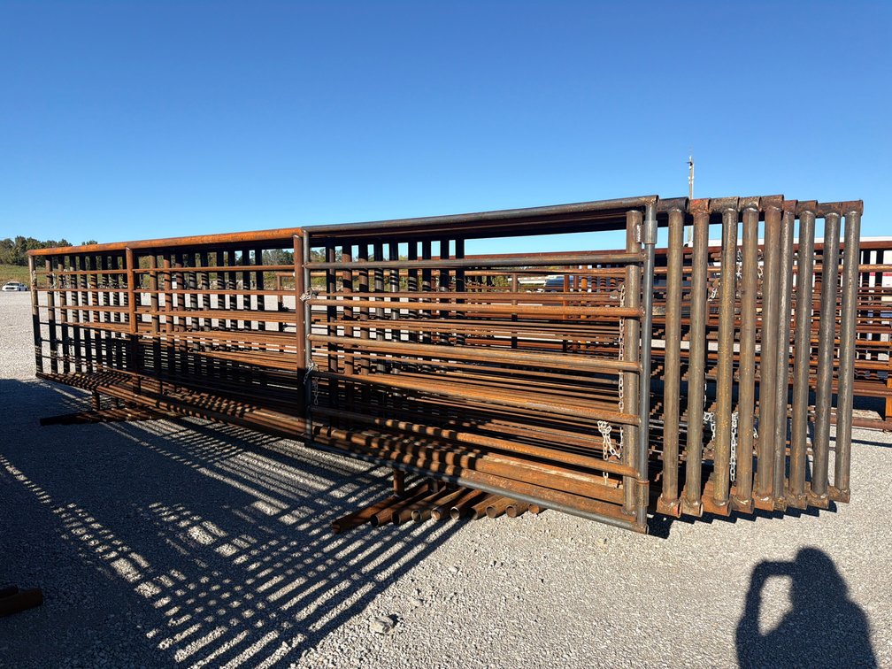LOT OF (10) 24’ STAND ALONE CORRAL PANELS
