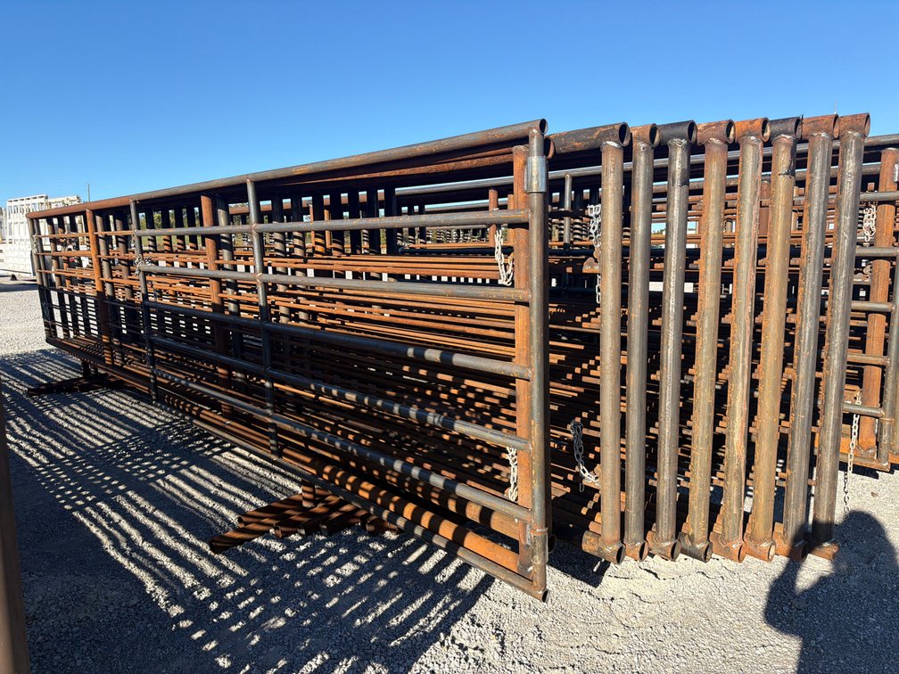 LOT OF (10) 24’ STAND ALONE CORRAL PANELS