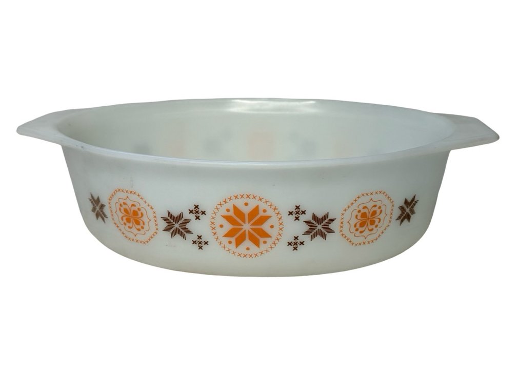 PYREX 045 2 1/2 QT. Milk Glass Casserole Dish