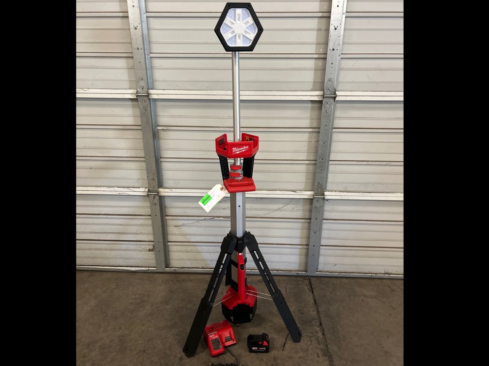 Milwaukee M18 Rocket Telescoping Light, includes Battery and Charger, inv #c38407