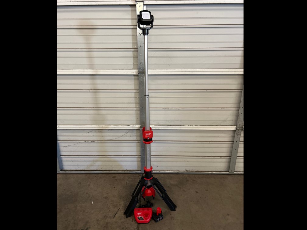 Milwaukee M12 Rocket Telescoping Light, includes Battery and Charger, inv #c38304