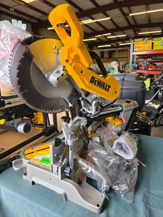 Dewalt 12" Double Bevel Sliding Compound Miter Saw, inv: 24c0190c399