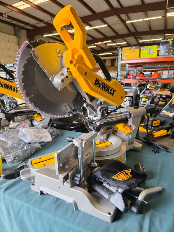 Dewalt 12" Double Bevel Sliding Compound Miter Saw, inv: 24c0205c399