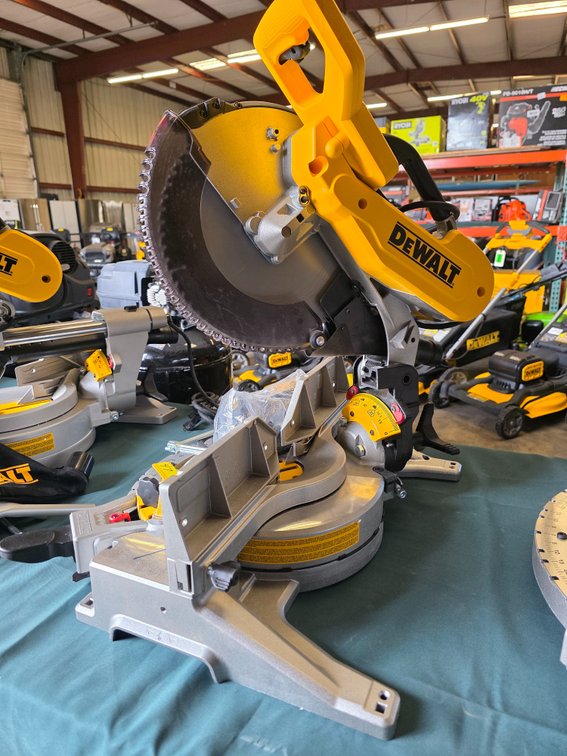 Dewalt 12" Double Bevel Compound Miter Saw, inv: 24c0184c349