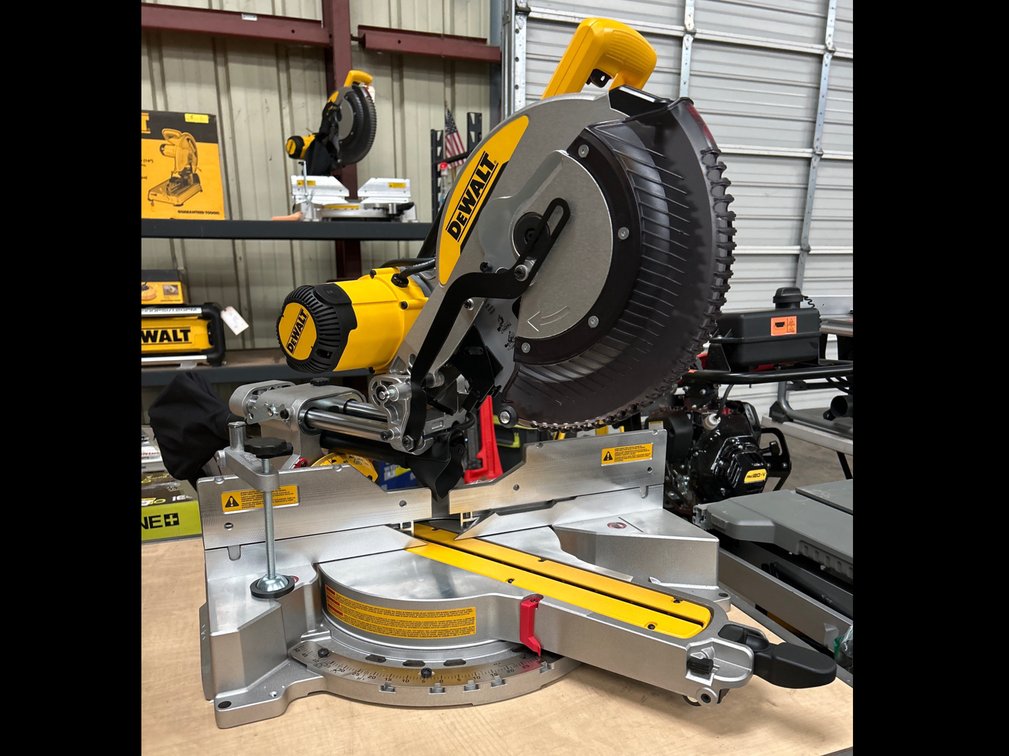DeWalt 12in Double Bevel Sliding Miter Saw, inv #m04000